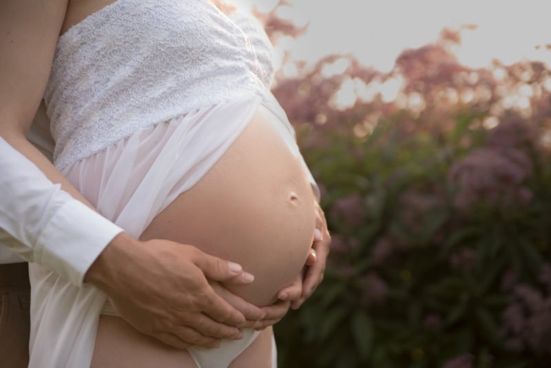 werdende mutter haelt babybauch