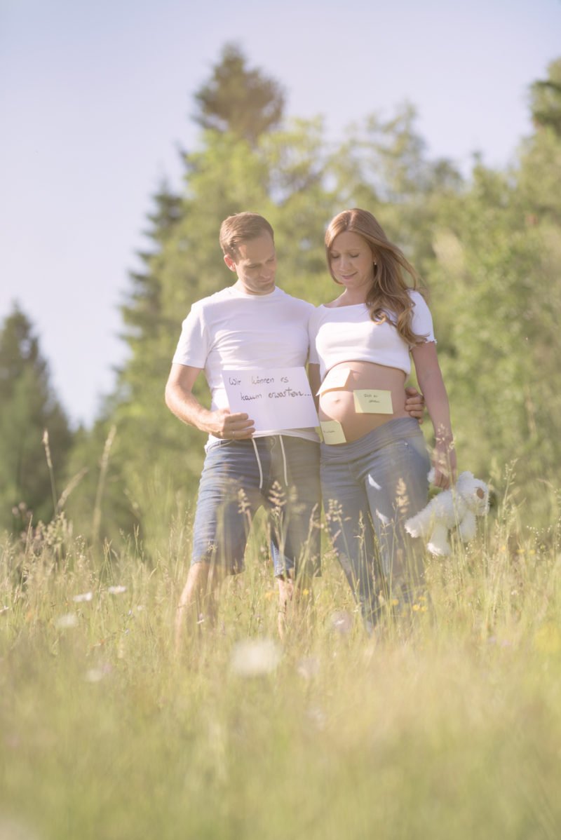 paar fotoshooting draussen mit babybauch und accessoirs