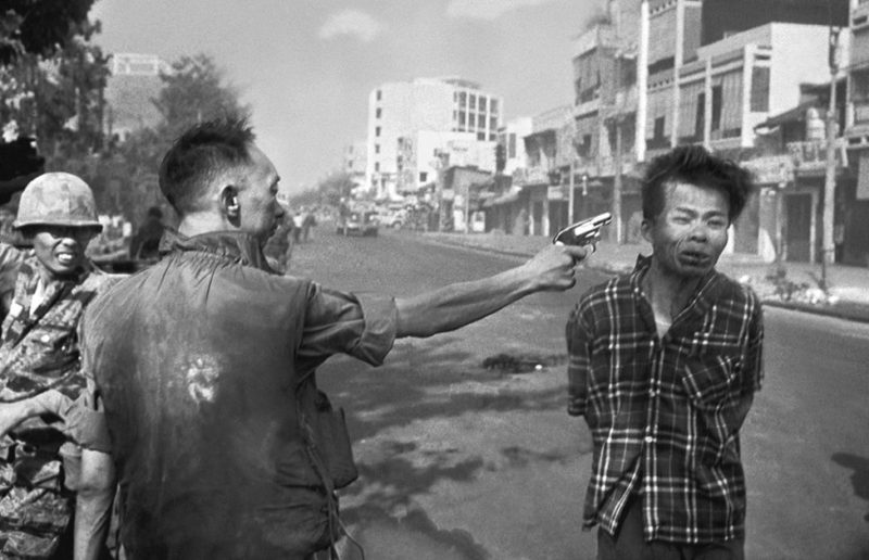 mann haelt waffe an kopf eines gefangenen in saigon