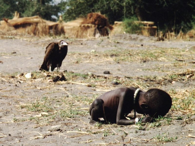 beruehmte fotos hungerndes kind am boden mit geier im hintergrund