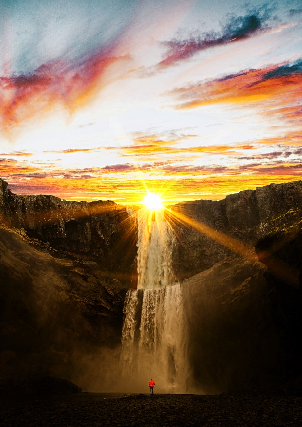 Wasserfall mit Sonnenuntergang