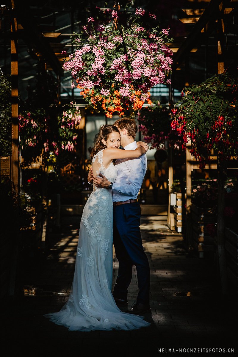 brautpaarshooting mit blumen am abend