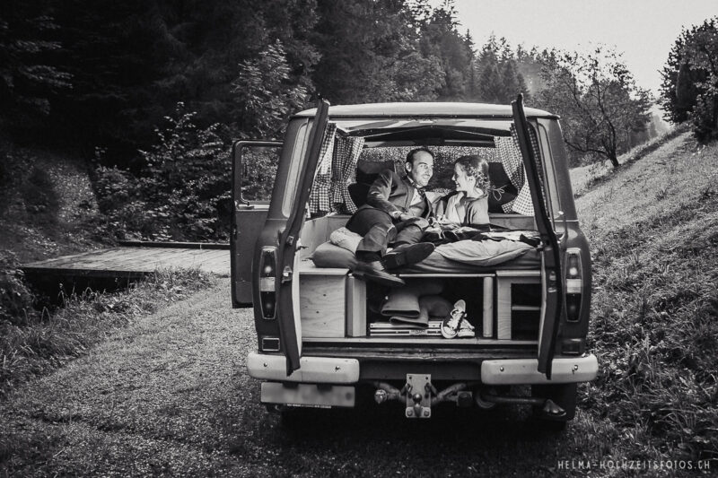 brautpaar liegt im vw bus