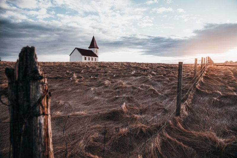 DX vs FX Format FX: Nikon Kirche auf Feld