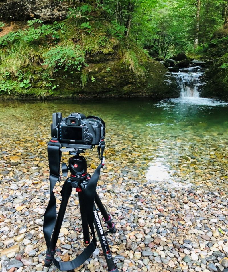 kamera steht vor gewaesser um fliessendes wasser zu fotografieren