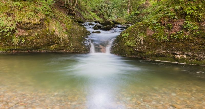 fliessendes wasser im bach mit langzeitbelichtung fotografiert