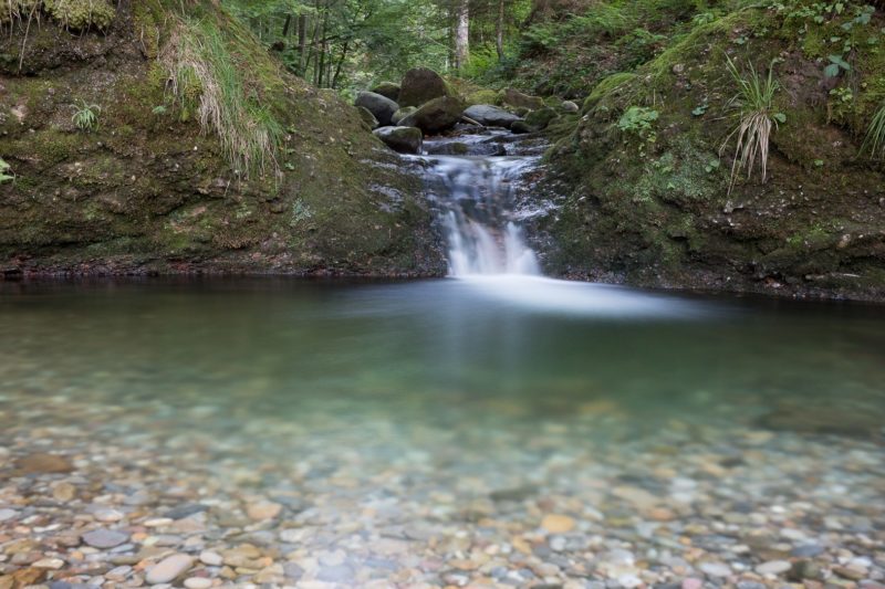 fliessendes wasser im bach fotografiert