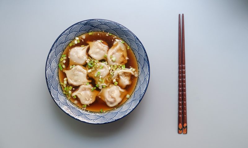 Food Fotografie asiatische Suppe vor weissem Hintergrund