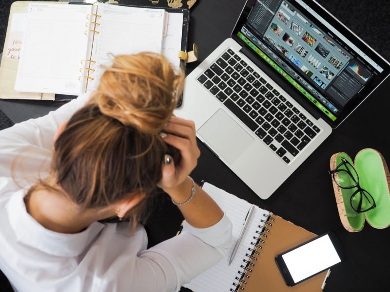 Fotografie Studium Frau mit Laptop und Bildbearbeitung