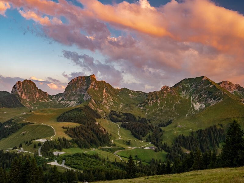 fotolocations gebirge mit gruener wiese und wolken am himmel