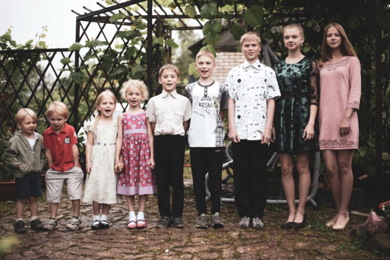 familienfoto in einer reihe stehend