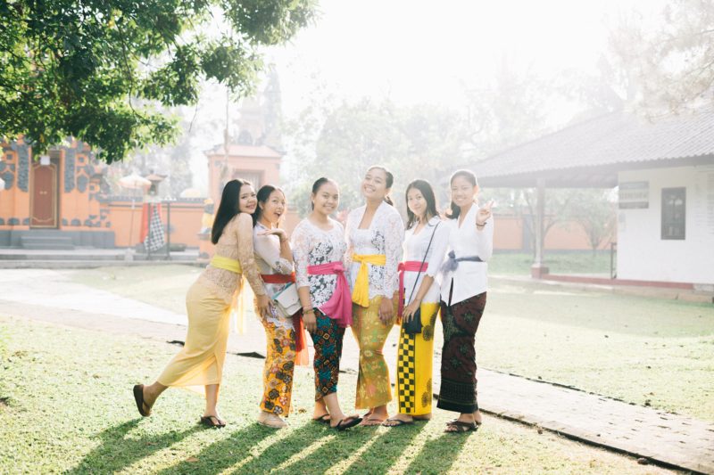 gruppenbild von frauen in der sonne stehend