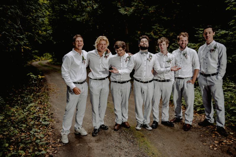 gruppenbild von männern im wald im anzug