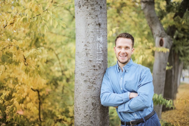 hintergrund unscharf machen mann mit blauem hemd wieder im wald