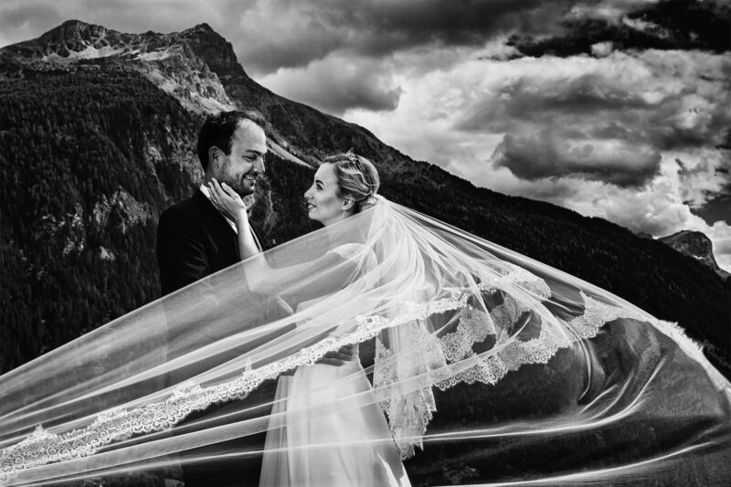 hochzeitspaar vor berglandschaft schwarz weiss fotografiert