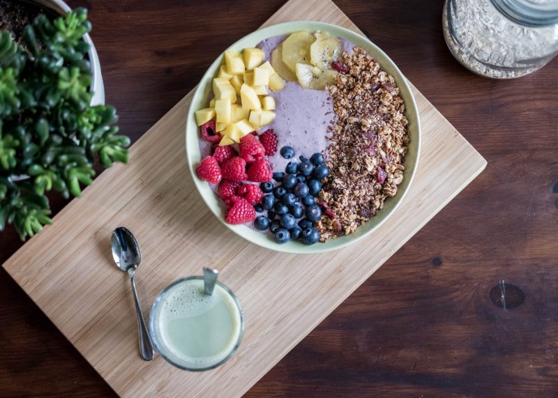 muesli auf einem brett gesunde ernaehrung