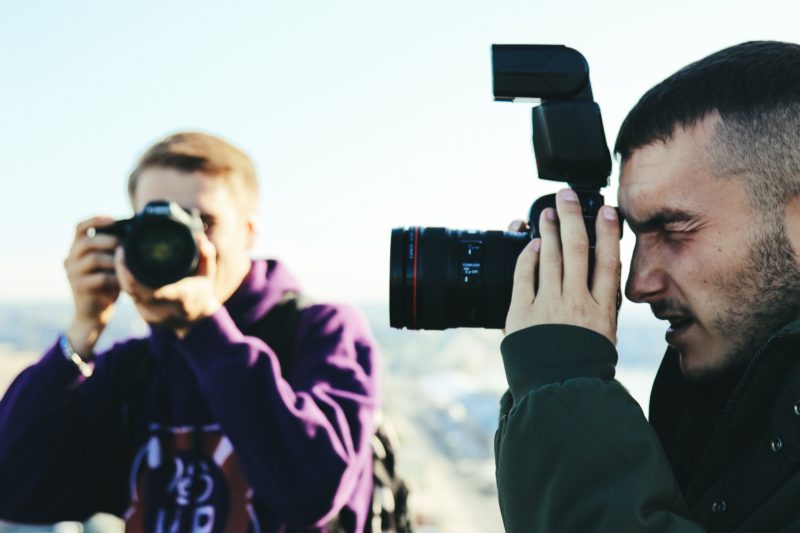 zwei fotografen machen gerade fotos