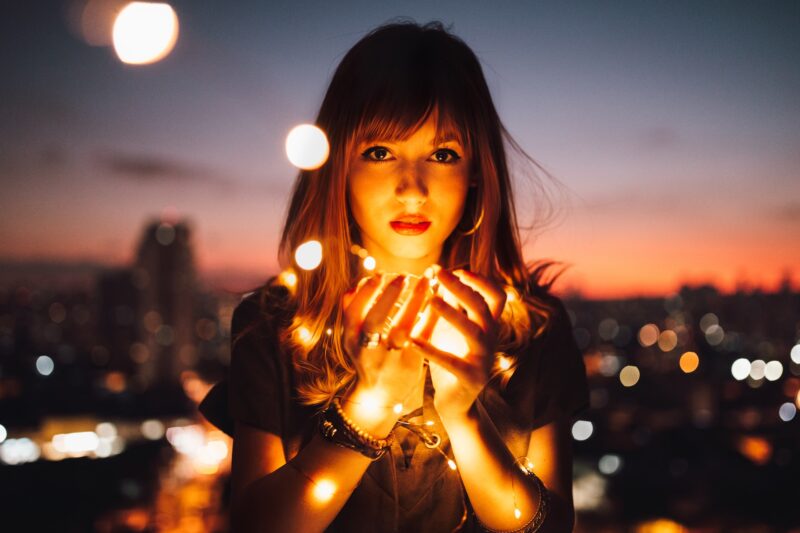 Frau mit Lichterkette Fotoidee