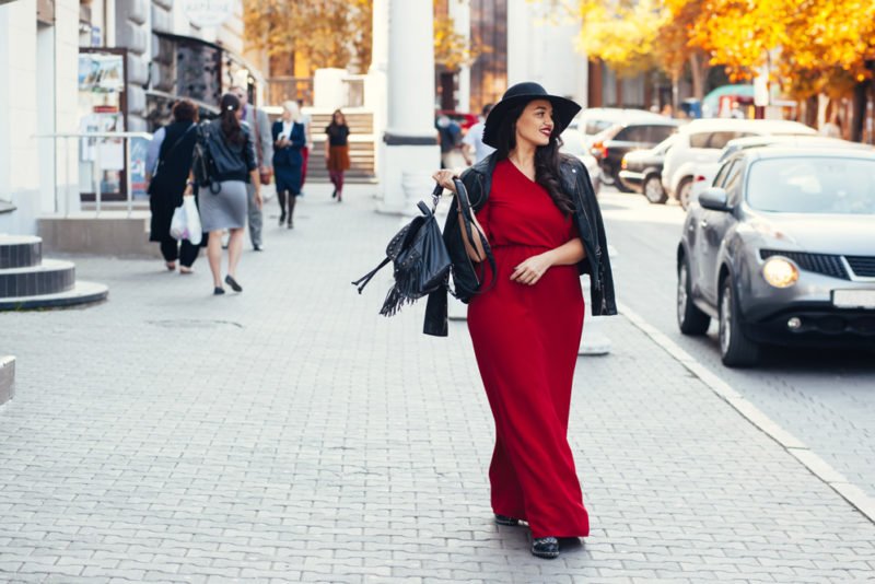 Auffälliges Plus Size Model auf Strasse