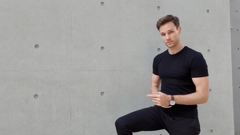 Model Posen - Standpose für den Mann mit angewinkeltem Bein