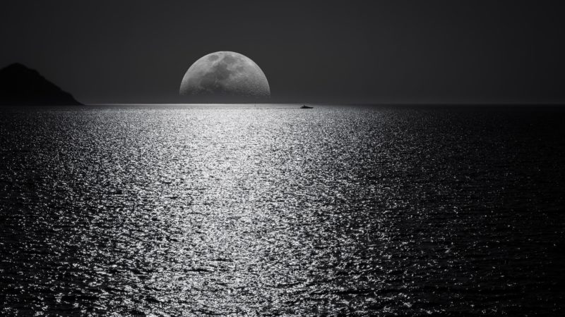 nachbearbeitung mond bei nacht über dem meer