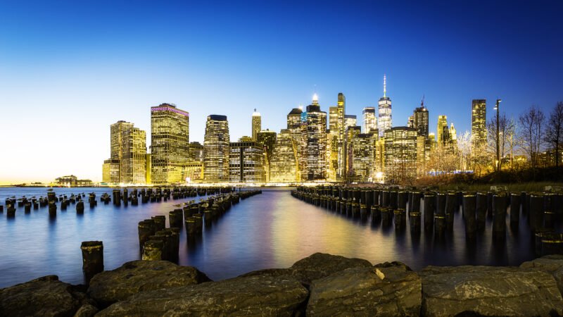 Die Skyline von New York während der blauen Stunde