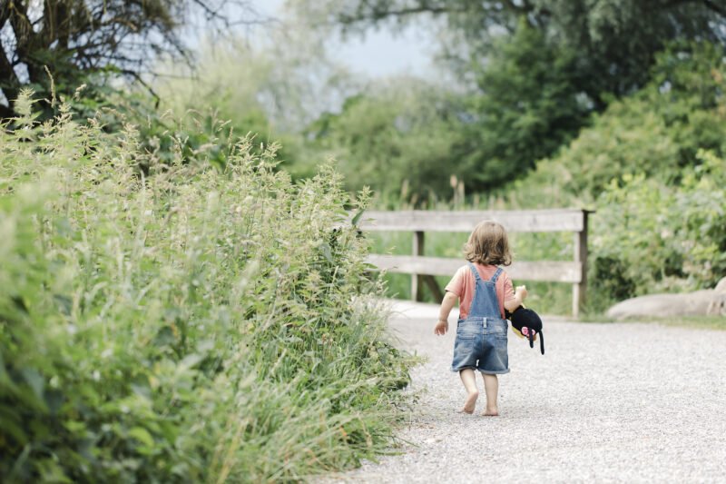 kleines maedchen spaziert mit stofftier