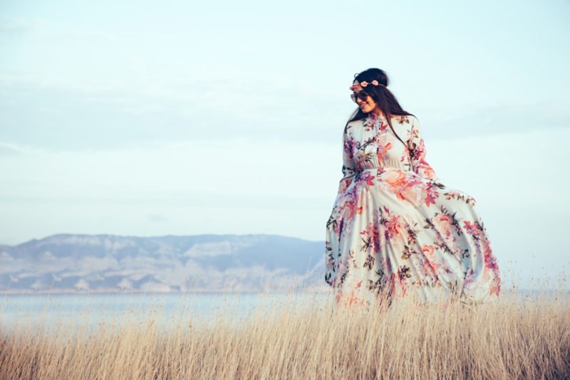 Curvy Model auf einem Feld