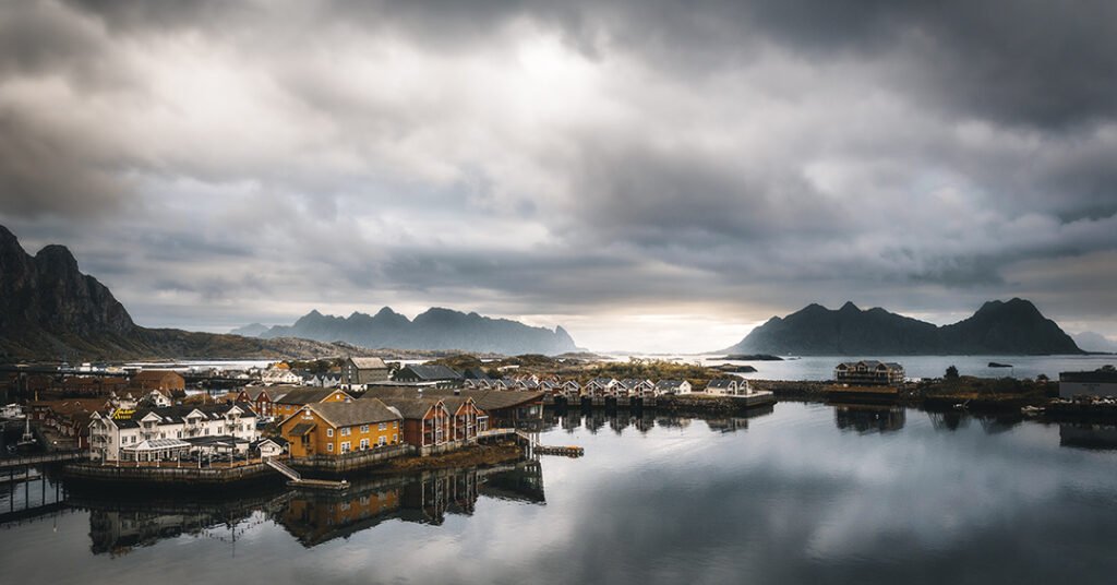 Ein Fjord in Norwegen beim Sonnenaufgang