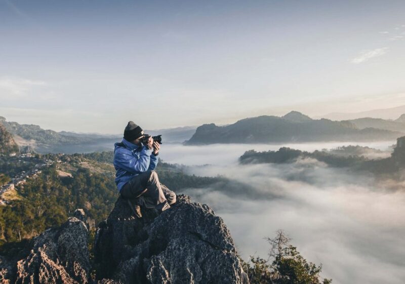 Foograf auf Berg für Reisefotografie