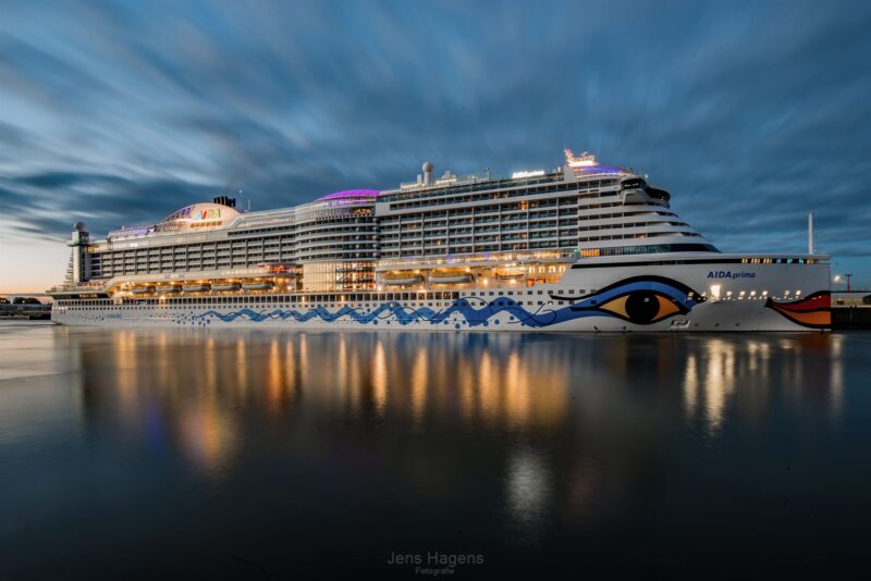 kreuzfahrtschiff im wasser bei abenddämmerung