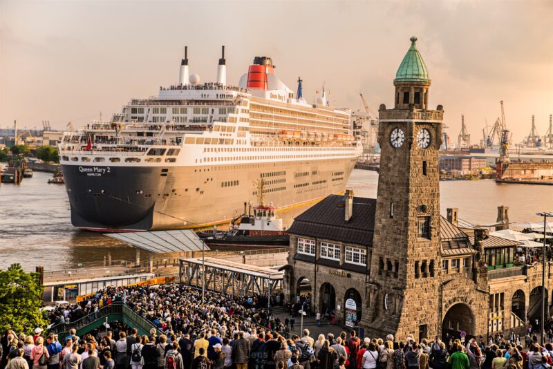 queen mary 2 beim hafenfest in hamburg