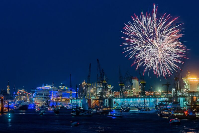 feuerwerk am himmel oberhalb eines hafens mit schiffen