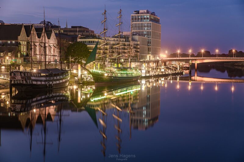 hafen bei nacht mit lichtern