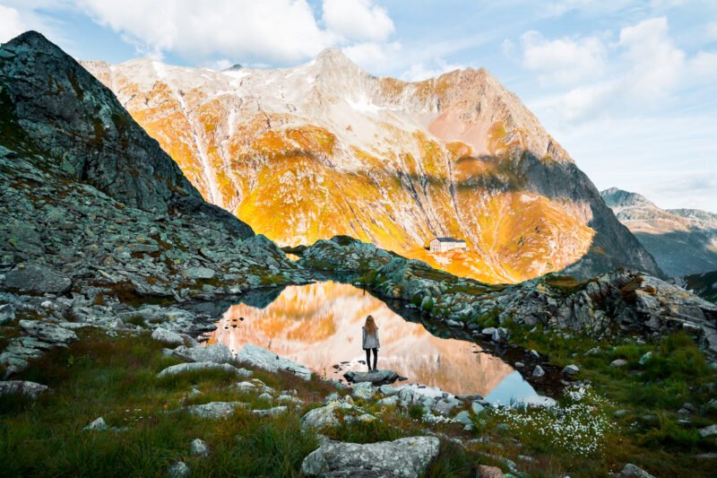 frau steht in mitten von berglandschaft selbstportraits