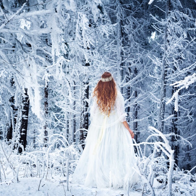 selbstportrait im weissen kleid in winterlandschaft