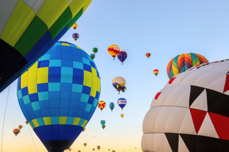 Heissluftballons schweben im Hintergrund