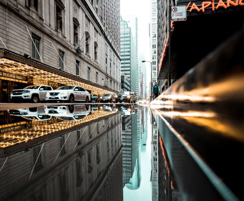 Spiegelungen in der Stadt fotografieren mit Inception Effekt.