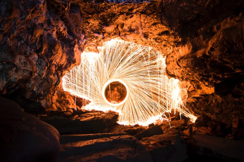 stahlwolle fotografieren dunkle höhle