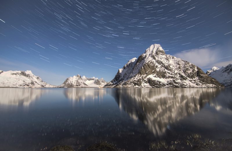 sternenspuren überhalb eines bergs mit schnee