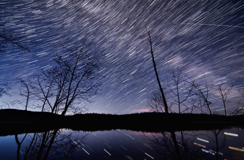 startrails am himmel in der dämmerung