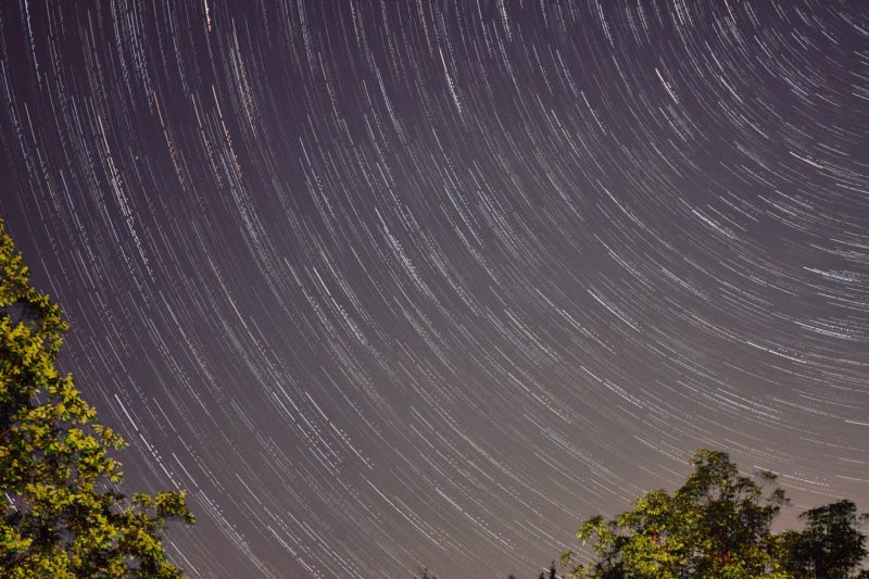 startrails am himmel in der dämmerung