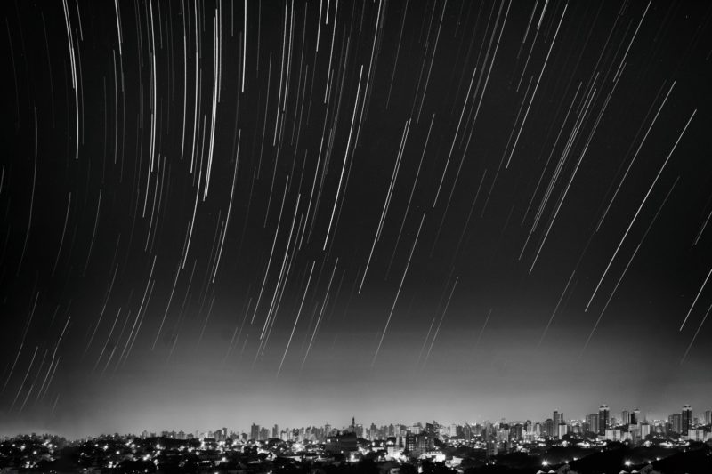 sternenspurenn am himmel ueber der stadt