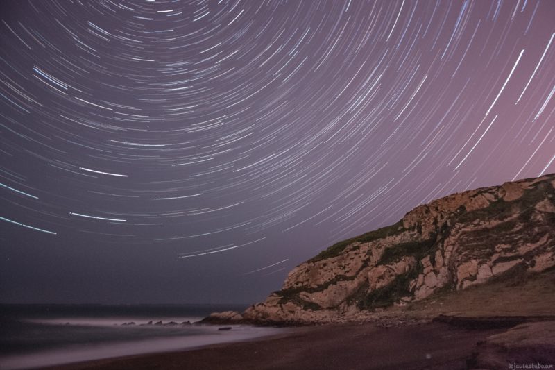 strandabschnitt mit sternenspuren am himmel