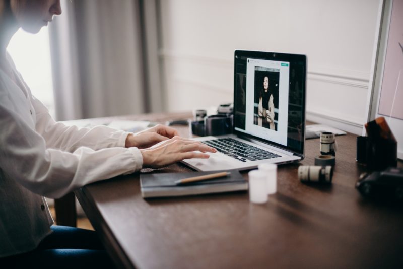 frau sitzt am laptop