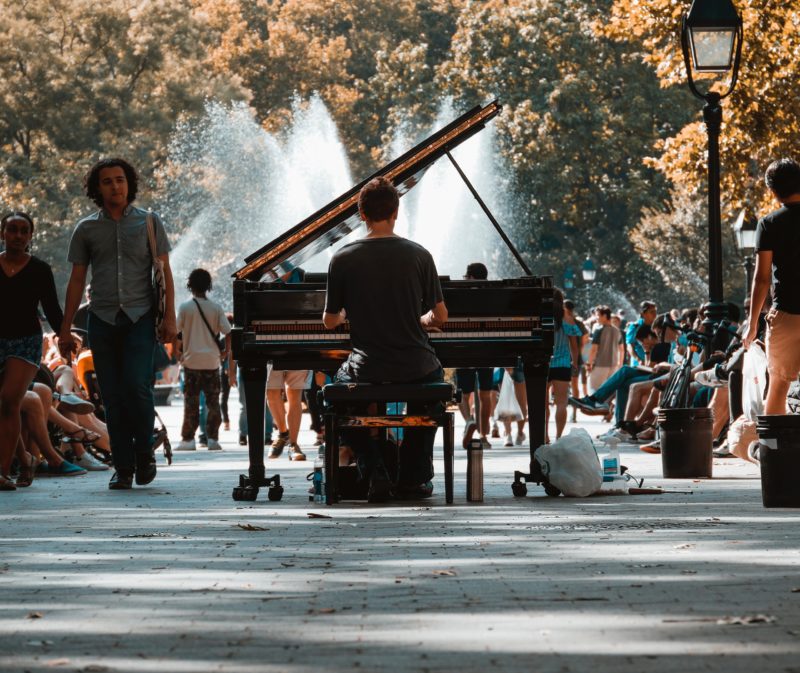 Klavierspieler im Park