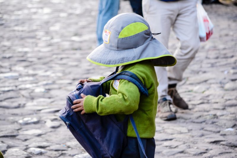 Kleinkind mit blauem Rucksack