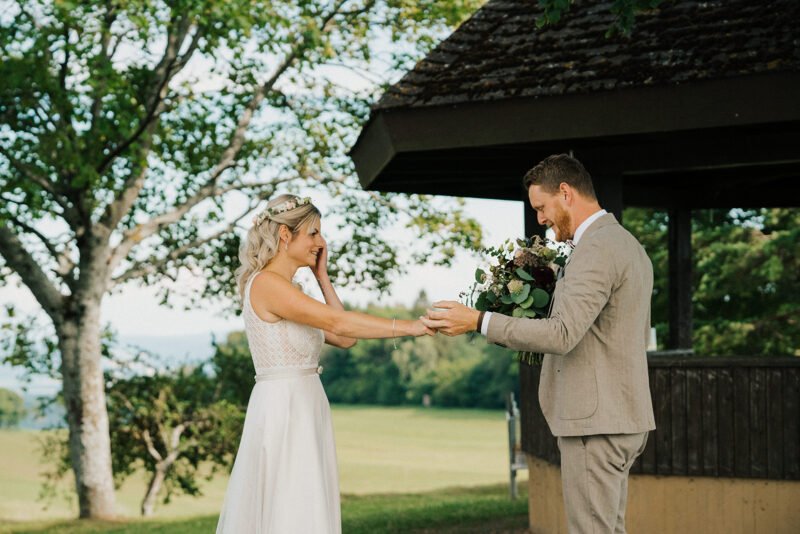 brautpaar sieht sich zum ersten mal am tag der hochzeit