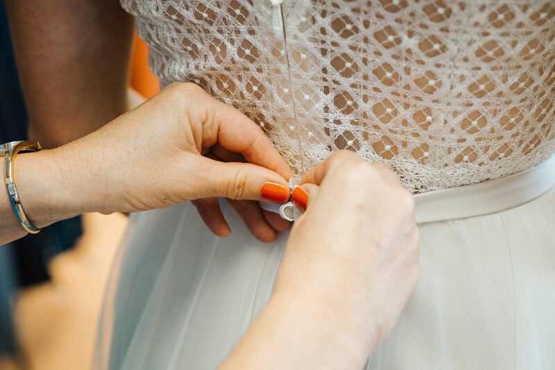 brautkleid wird am ruecken zugeknoepft