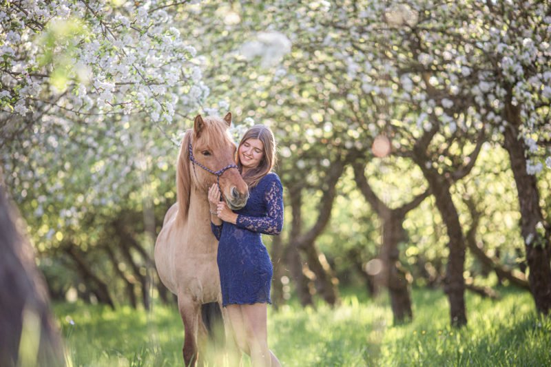 tierfoto von frau mit pferd in der natur